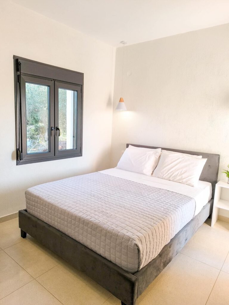 At Georgia's House, you will find six rooms: three double rooms and three triple rooms. Located in Punta Area, provides a quiet escape, yet within walking distance to Skiathos town.