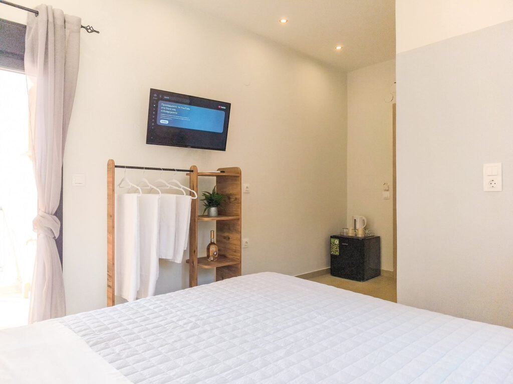 At Georgia's House, you will find six rooms: three double rooms and three triple rooms. Located in Punta Area, provides a quiet escape, yet within walking distance to Skiathos town.