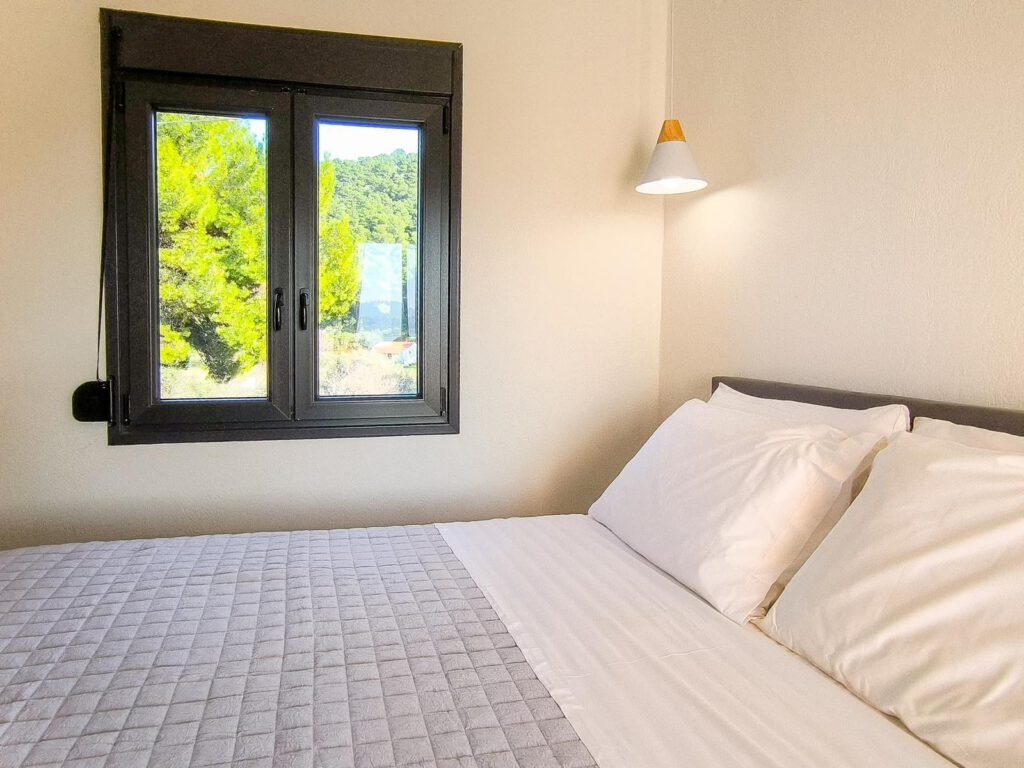 At Georgia's House, you will find six rooms: three double rooms and three triple rooms. Located in Punta Area, provides a quiet escape, yet within walking distance to Skiathos town.