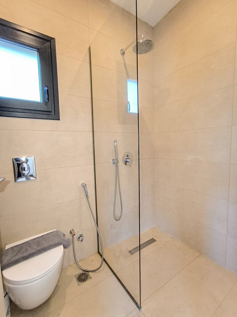 At Georgia's House, you will find six rooms: three double rooms and three triple rooms. Located in Punta Area, provides a quiet escape, yet within walking distance to Skiathos town.