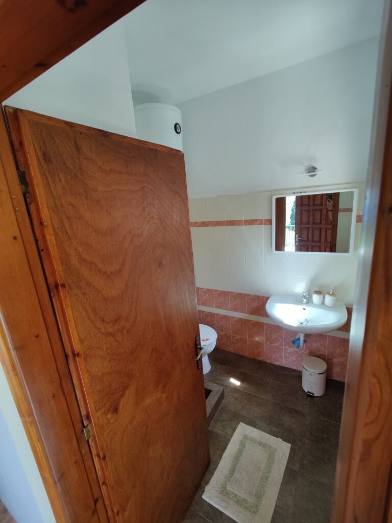 At Georgia's House, you will find six rooms: three double rooms and three triple rooms. Located in Punta Area, provides a quiet escape, yet within walking distance to Skiathos town.