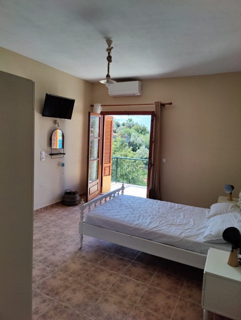 At Georgia's House, you will find six rooms: three double rooms and three triple rooms. Located in Punta Area, provides a quiet escape, yet within walking distance to Skiathos town.