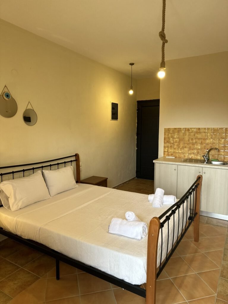 At Georgia's House, you will find six rooms: three double rooms and three triple rooms. Located in Punta Area, provides a quiet escape, yet within walking distance to Skiathos town.