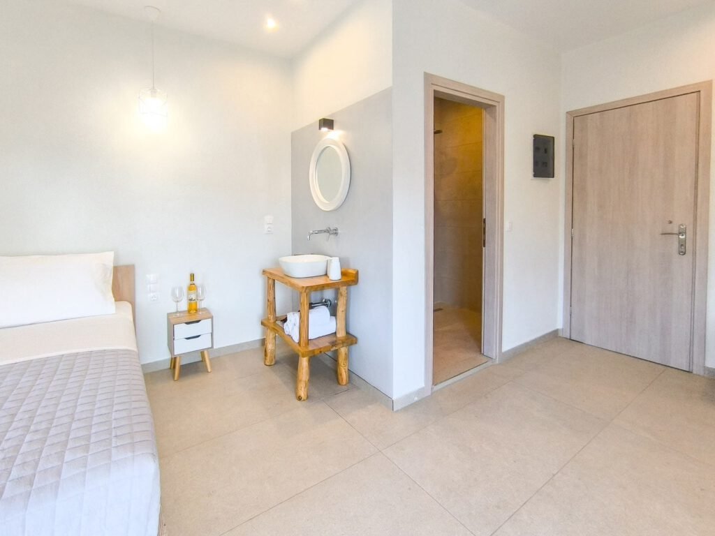 At Georgia's House, you will find six rooms: three double rooms and three triple rooms. Located in Punta Area, provides a quiet escape, yet within walking distance to Skiathos town.