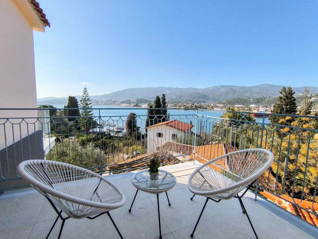 At Georgia's House, you will find six rooms: three double rooms and three triple rooms. Located in Punta Area, provides a quiet escape, yet within walking distance to Skiathos town.