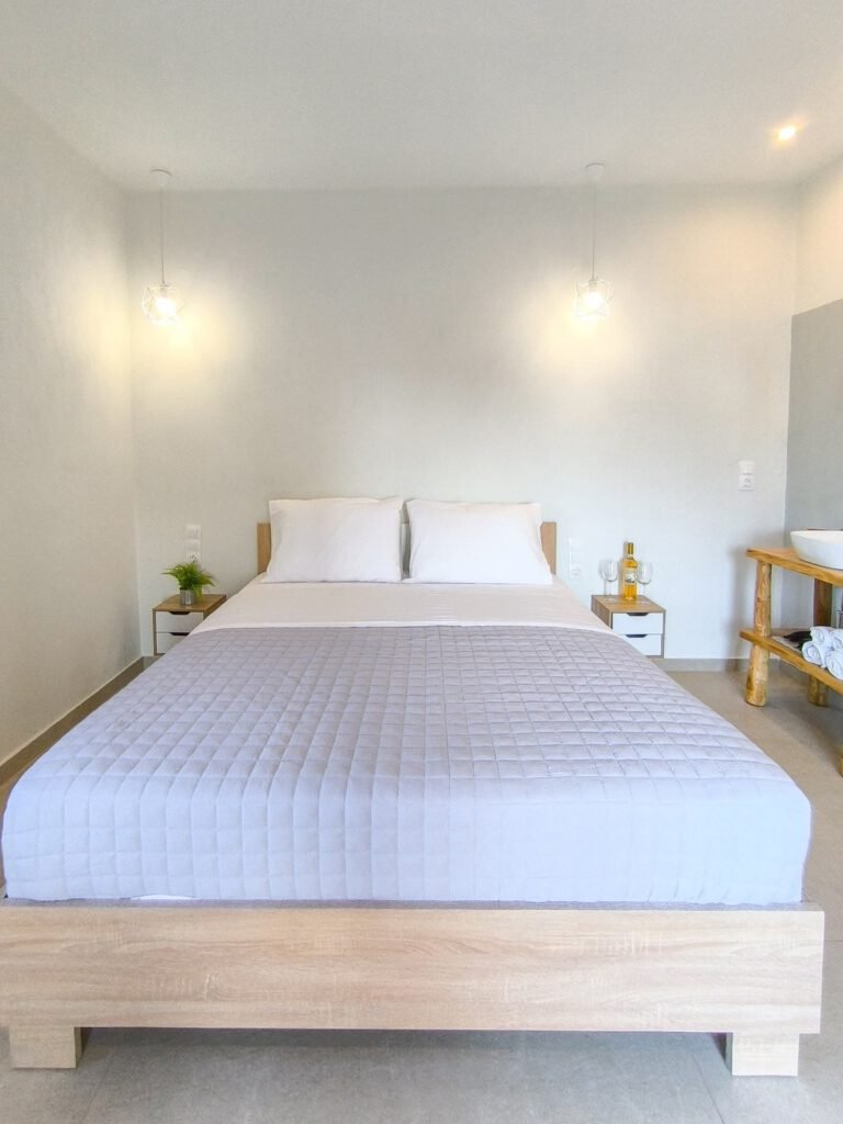 At Georgia's House, you will find six rooms: three double rooms and three triple rooms. Located in Punta Area, provides a quiet escape, yet within walking distance to Skiathos town.