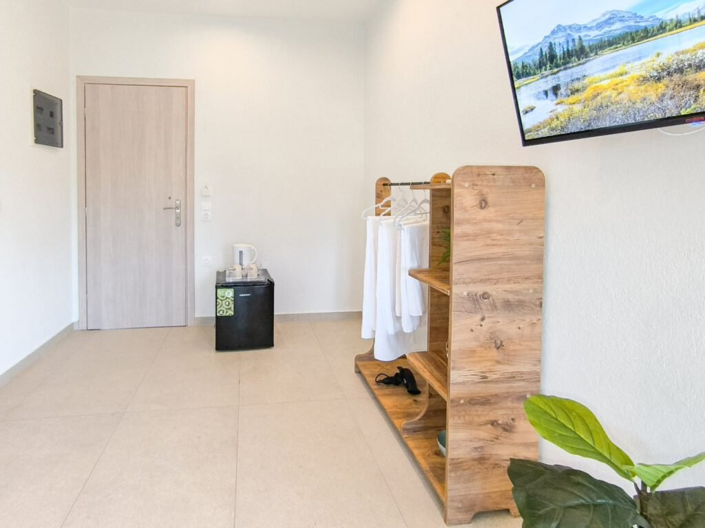 At Georgia's House, you will find six rooms: three double rooms and three triple rooms. Located in Punta Area, provides a quiet escape, yet within walking distance to Skiathos town.