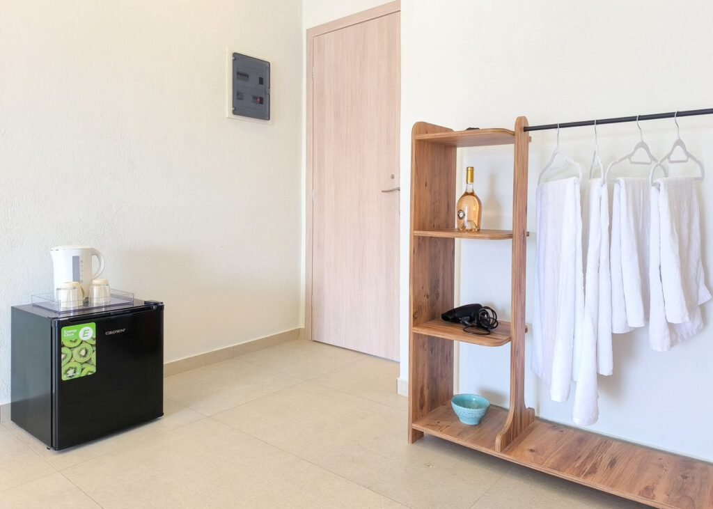 At Georgia's House, you will find six rooms: three double rooms and three triple rooms. Located in Punta Area, provides a quiet escape, yet within walking distance to Skiathos town.