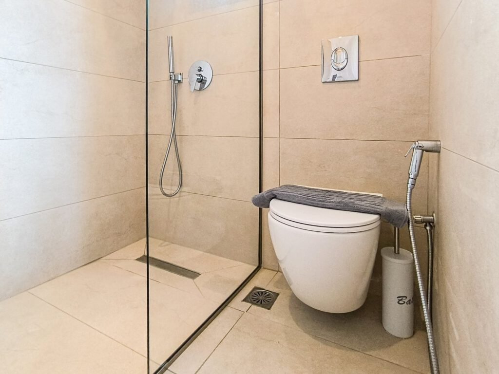 At Georgia's House, you will find six rooms: three double rooms and three triple rooms. Located in Punta Area, provides a quiet escape, yet within walking distance to Skiathos town.