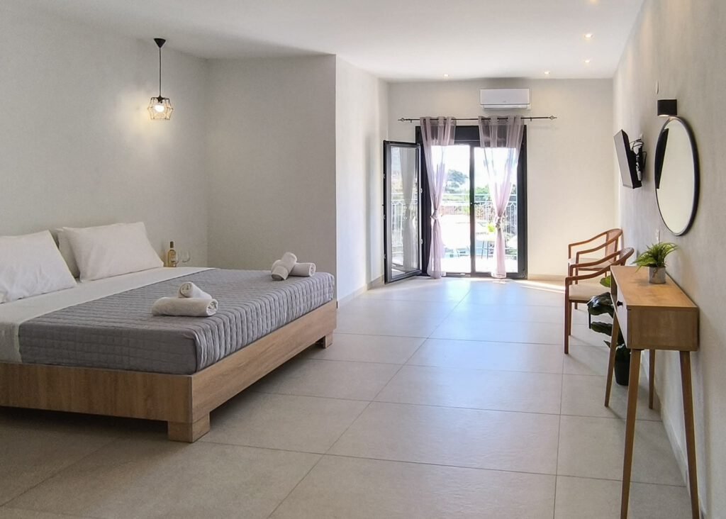 At Georgia's House, you will find six rooms: three double rooms and three triple rooms. Located in Punta Area, provides a quiet escape, yet within walking distance to Skiathos town.