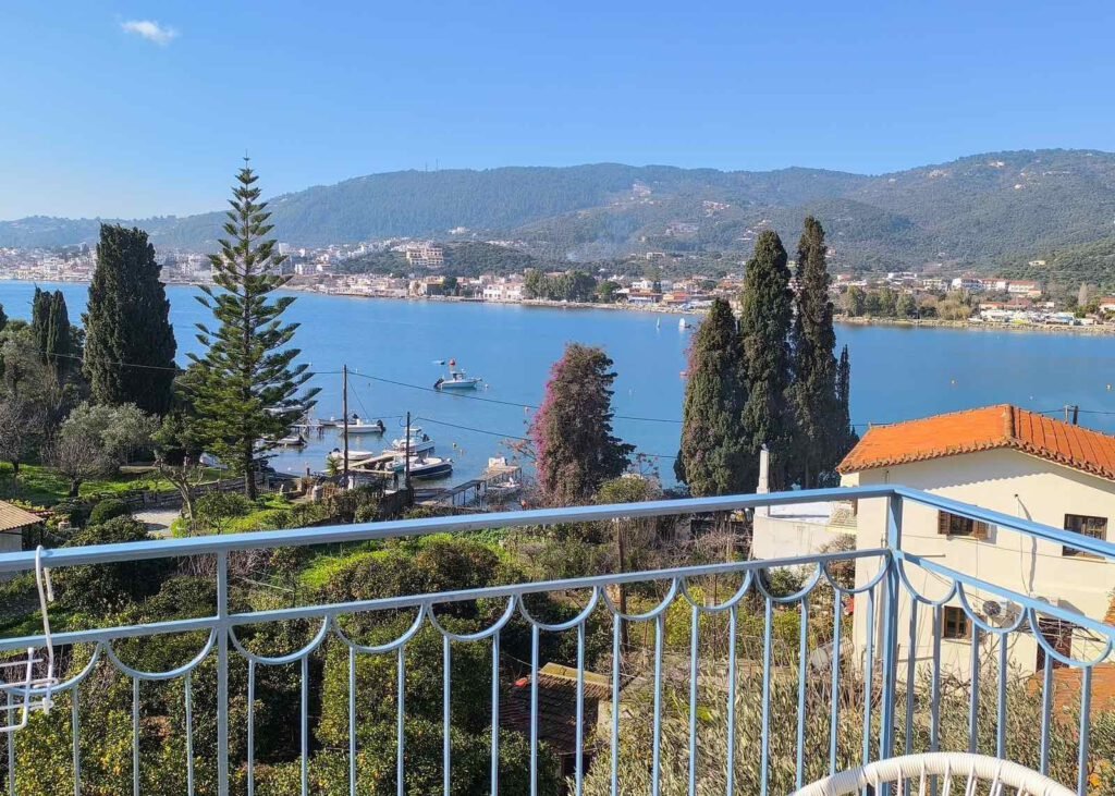 At Georgia's House, you will find six rooms: three double rooms and three triple rooms. Located in Punta Area, provides a quiet escape, yet within walking distance to Skiathos town.