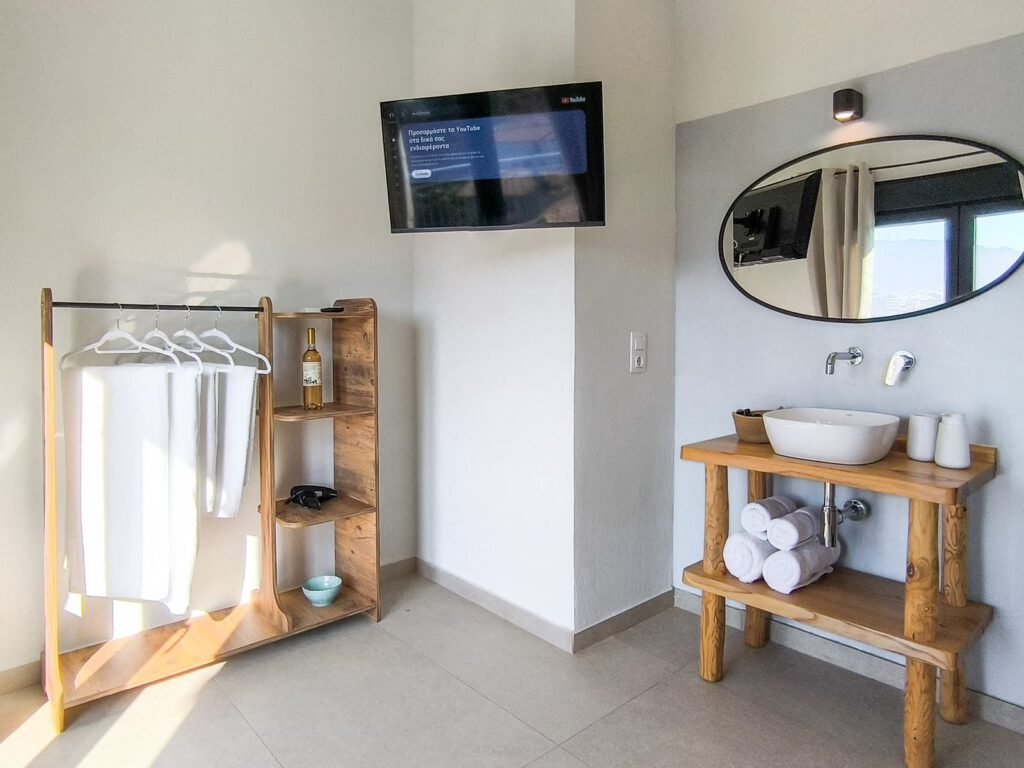 At Georgia's House, you will find six rooms: three double rooms and three triple rooms. Located in Punta Area, provides a quiet escape, yet within walking distance to Skiathos town.